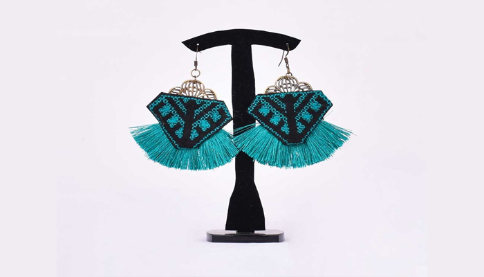 ست کردن گوشواره دستدوز با استایل کلاسیک