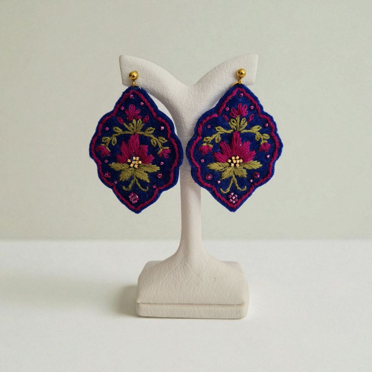 گوشواره گلدوزی