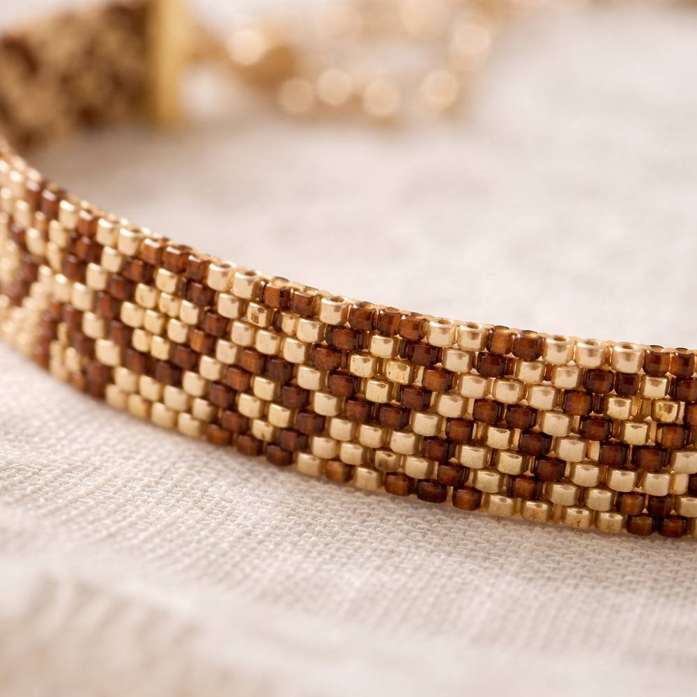 نمای نزدیک بافت دستبند منجوق دست‌ساز زنانه برند تک‌آرینا