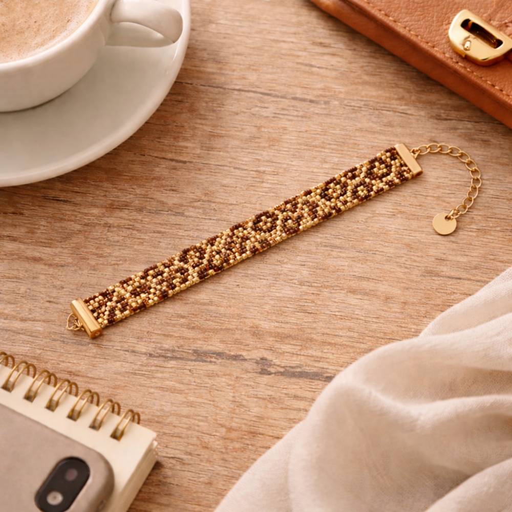 دستبند منجوق بافت دست‌ساز زنانه برند تک آرینا با طراحی مدرن و ظریف