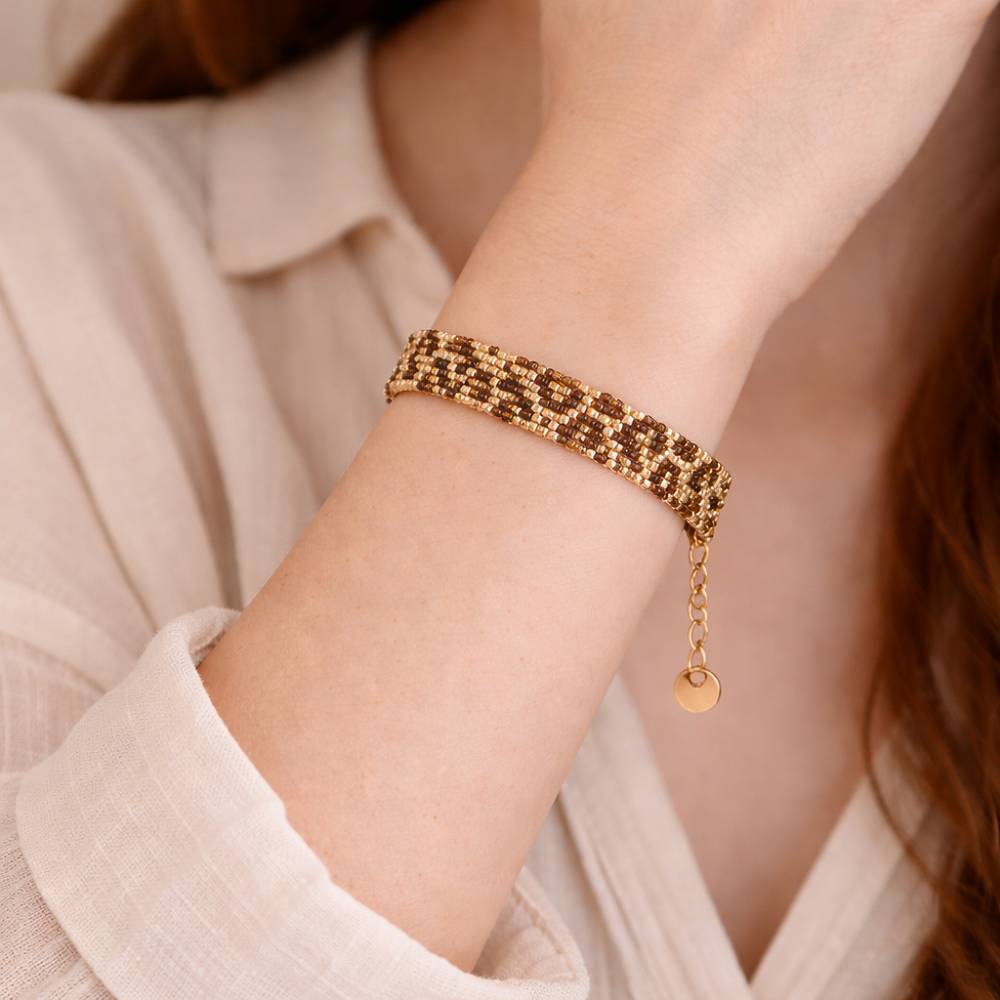 دستبند منجوق بافت زنانه روی دست دست‌ساز برند تک‌آرینا