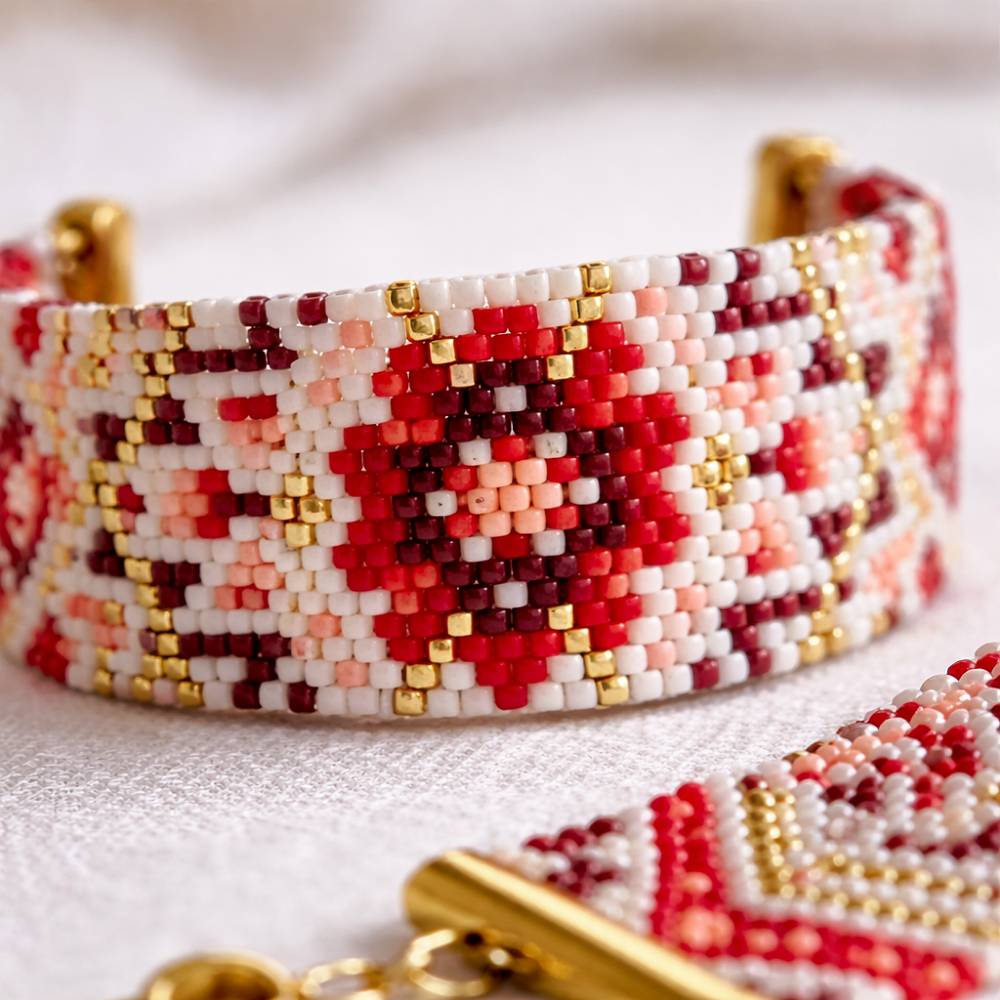 نمای نزدیک بافت دستبند منجوق‌بافت تک آرینا با منجوق میوکی و طرح سنتی قرمز