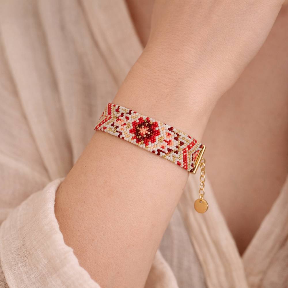 دستبند منجوق‌بافت دست‌ساز تک آرینا با منجوق میوکی روی مچ دست