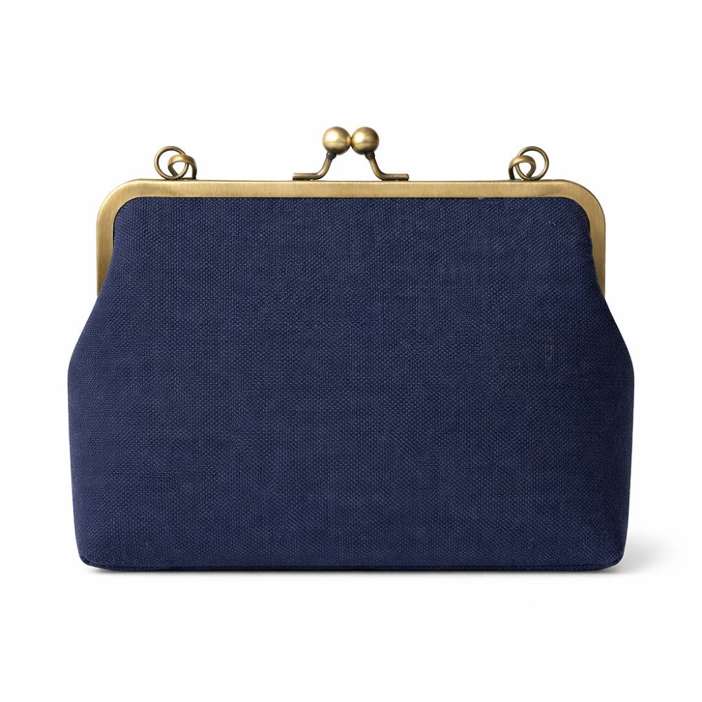 نمای پشت کیف پارچه‌ای زنانه تک آرینا با دهانه فلزی برنزی و پارچه سرمه‌ای ساده