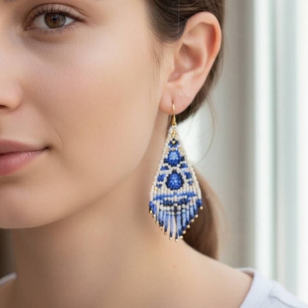 گوشواره منجوق بافت آبی دست‌ساز زنانه برند تک آرینا روی گوش