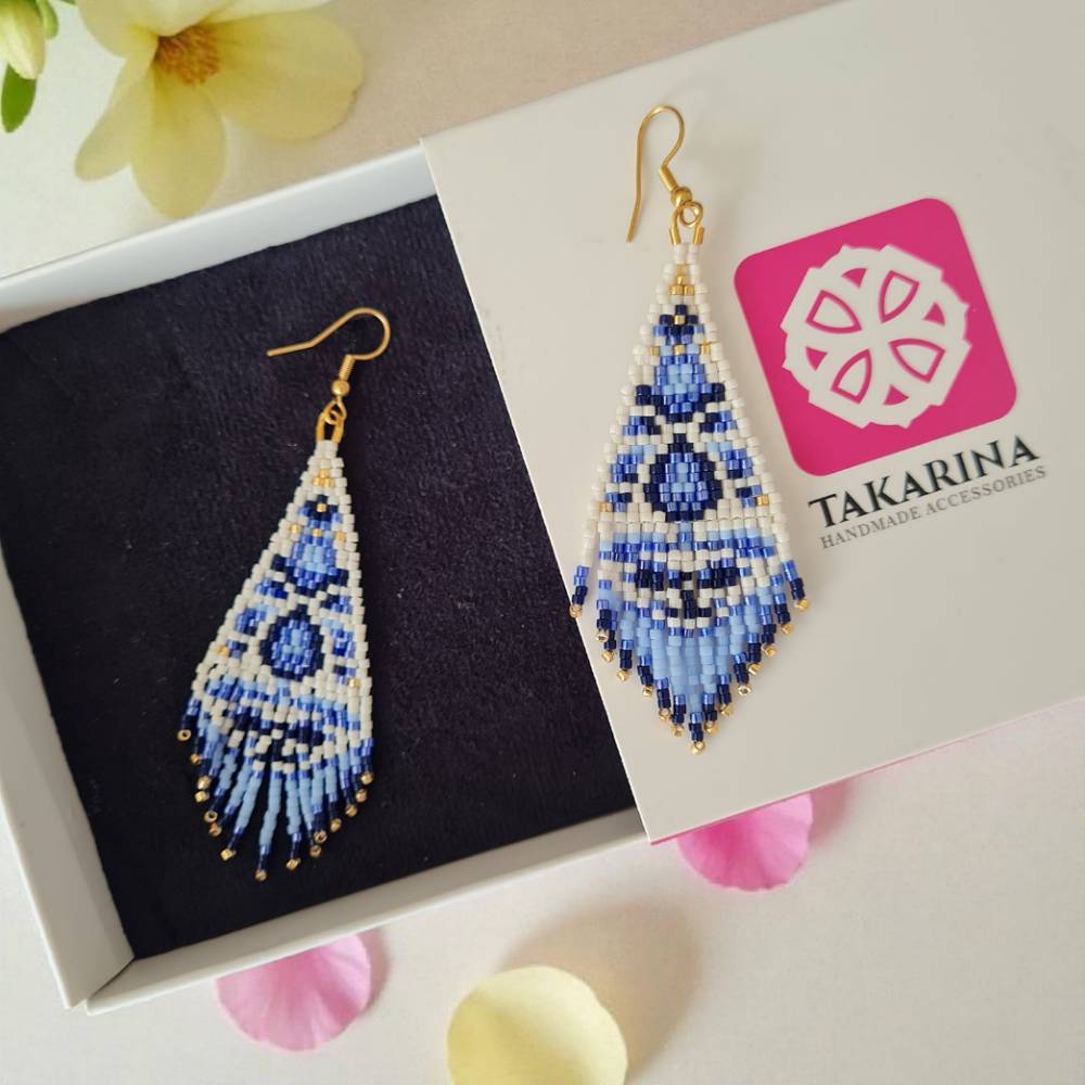 بسته‌بندی گوشواره منجوق بافت آبی دست‌ساز برند تک آرینا