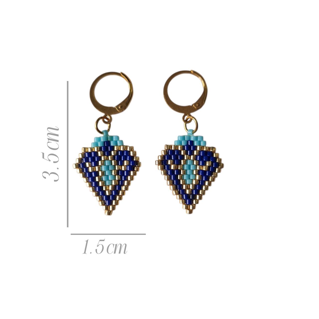 ابعاد گوشواره منجوق‌بافت دست‌دوز تک‌آرینا، نمایش اندازه طول و عرض گوشواره زنانه