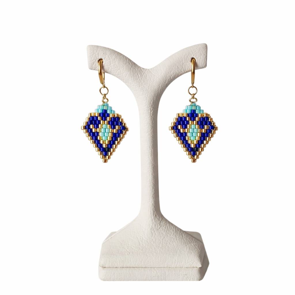 گوشواره منجوق‌بافت دست‌دوز تک‌آرینا، نمای روبرو با طراحی ظریف صنایع دستی زنانه