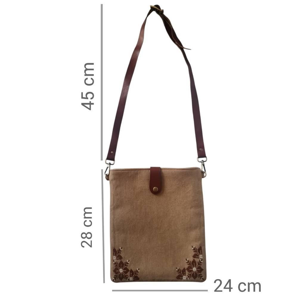 ابعاد کیف دوشی دست‌دوز شماره‌دوزی تک‌آرینا، نمایش اندازه کیف و طول بند برای استفاده روزمره زنانه