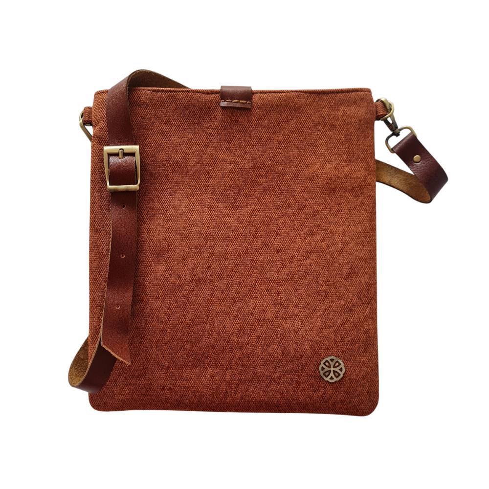 نمای پشت کیف دوشی پارچه‌ای دست‌دوز تفرش‌دوزی تک‌آرینا با طراحی ساده و مینیمال