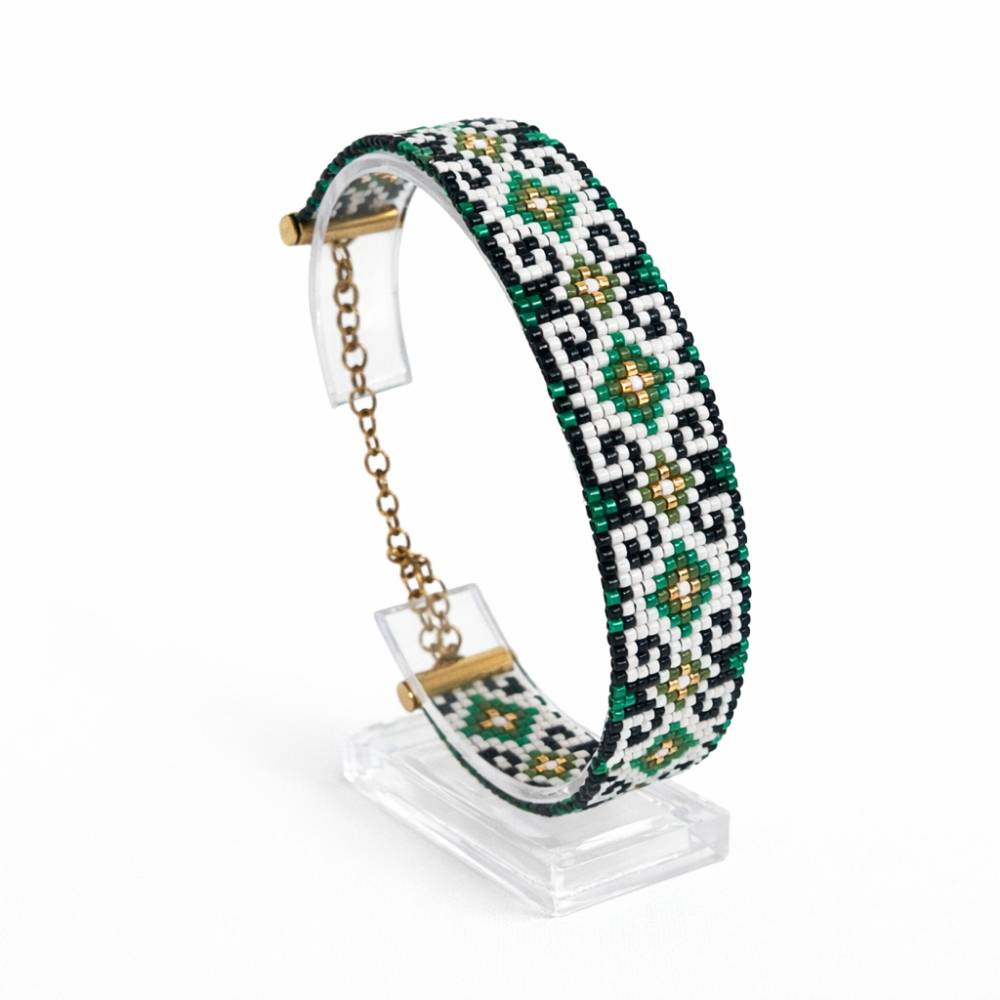 دستبند منجوق بافت زنانه سبز سفید برند تک‌آرینا با قفل و زنجیر استیل رنگ ثابت و قابلیت تنظیم سایز