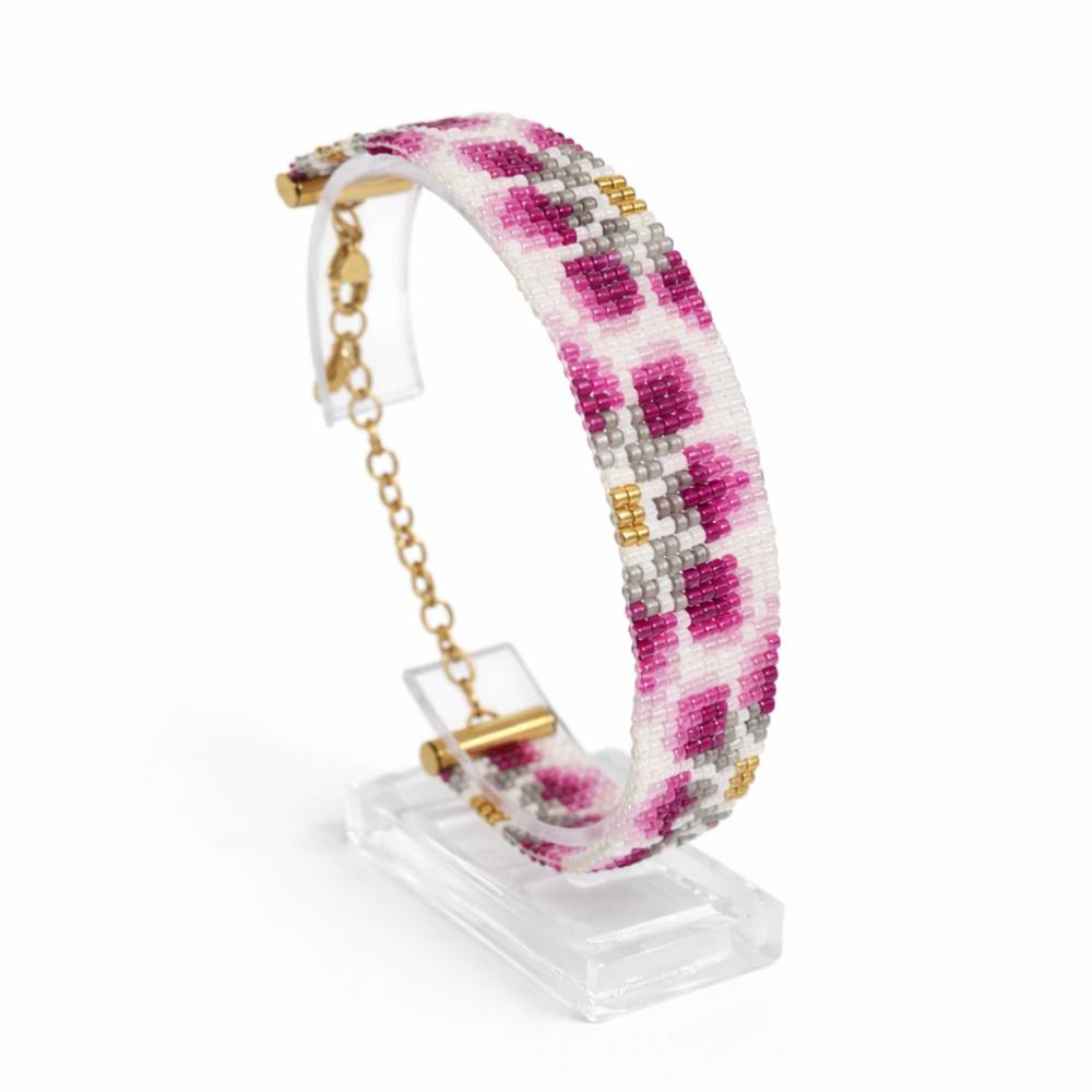 دستبند منجوق بافت زنانه سفید و صورتی با قفل طلایی قابل تنظیم