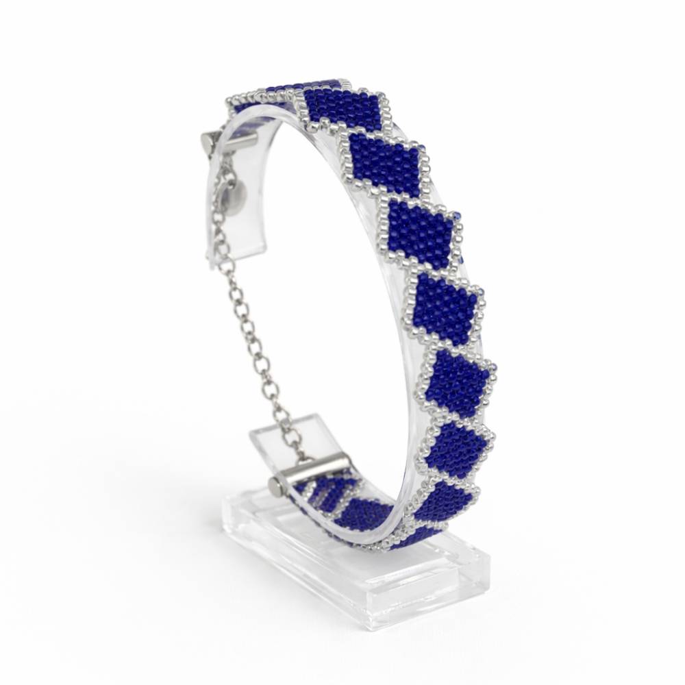 دستبند منجوقی زنانه مدل لاجورد آبی با قفل طوطی استیل رنگ ثابت