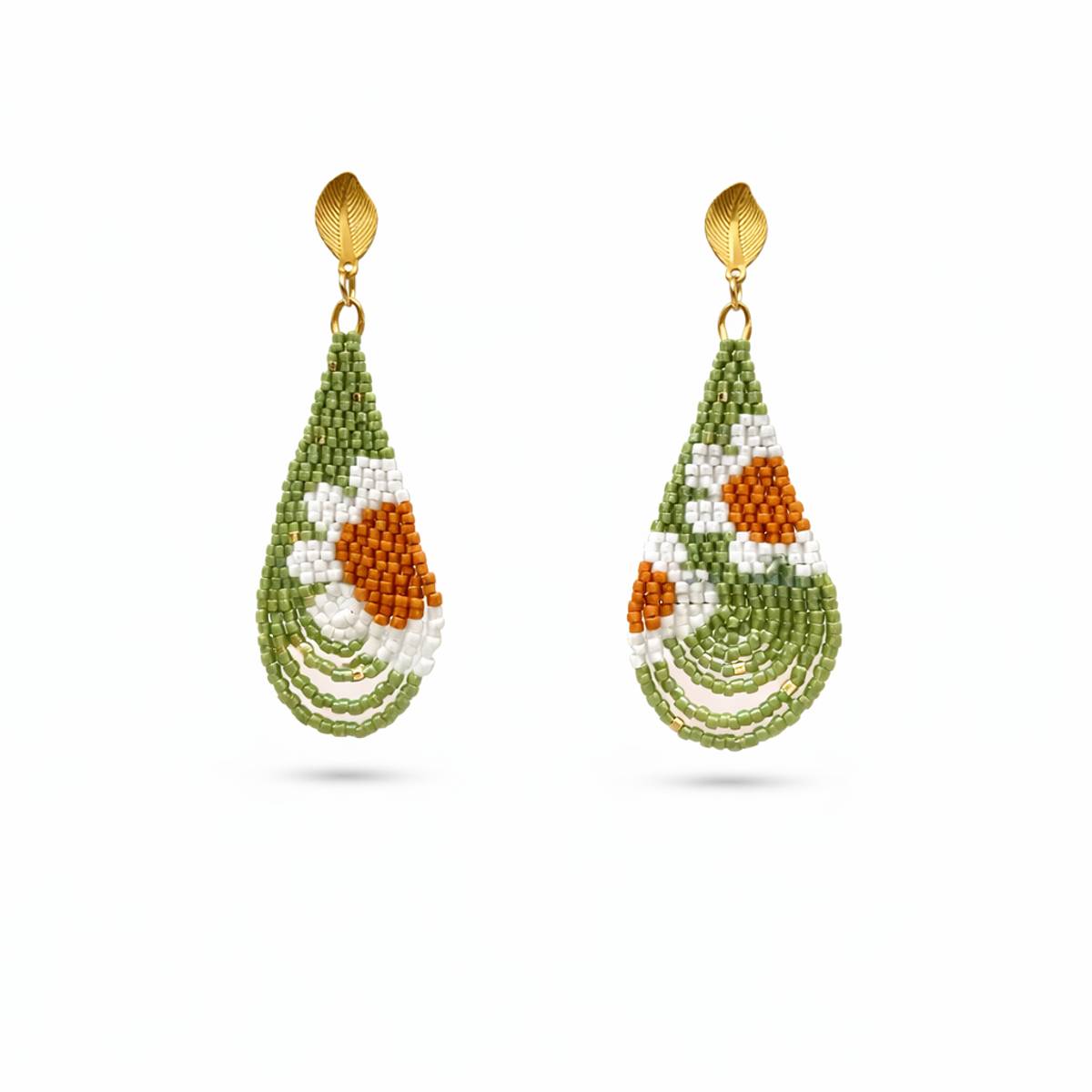 گوشواره میخی منجوق بافت مدل گل آفتاب دست‌ساز با منجوق میوکی اصل و یراق استیل رنگ ثابت برند تک آرینا