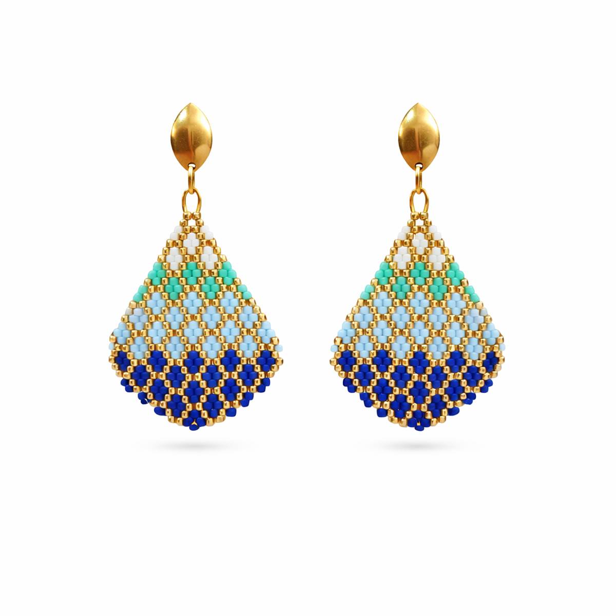 گوشواره میخی منجوق بافت مدل موج زرین دست‌ساز با منجوق میوکی اصل و یراق استیل رنگ ثابت برند تک آرینا